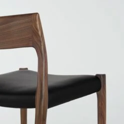 Moller Model 77 Stool -Muutous Zone W DWR 2195501 100069688 walnut black leather d1