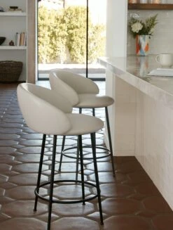 Kura Stool -Muutous Zone W DWR 2527294 100367784 gesso v1 001