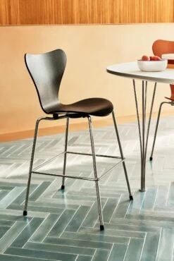 Fritz Hansen Series 7 Stool -Muutous Zone W DWR 7321 652797 walnut v1 001 tif