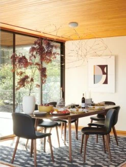 Case Dulwich Extension Table, Round -Muutous Zone W DWR 8976 100133650 walnut v5 002