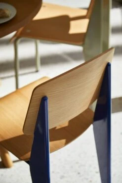 Vitra Prouvé Standard Chair -Muutous Zone W DWR SU23 EDITORIAL DEEPWELL 208