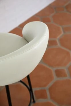 Kura Stool -Muutous Zone W DWR SU23 EDITORIAL SPANISH 812