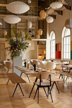 Hay Pyramid Bench -Muutous Zone W HAY 2514857 100134575 matt lacquered oak black v2 001