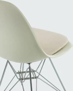 Eames Molded Fiberglass Side Chair With Seat Pad -Muutous Zone W HM 2518176 100174276 parchment seashell chrome d1