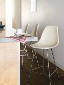 Eames Molded Fiberglass Stool -Muutous Zone W HM 299 9114962 parchment v2 tif