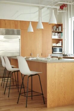 Eames Molded Fiberglass Stool -Muutous Zone W HM 299 9116535 white black v1 001