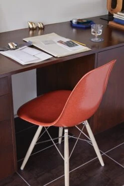 Eames Molded Fiberglass Side Chair -Muutous Zone W HM 3906 100145695 terracotta white ash chrome v2 001