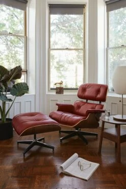 Eames Lounge Chair And Ottoman -Muutous Zone W HM 5667 10004695 red walnut v1 001