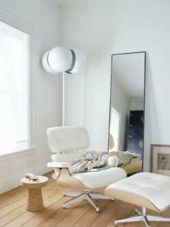 Eames Lounge Chair And Ottoman -Muutous Zone W HM 5667 585422 white ash pearl v1 020