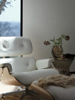 Eames Lounge Chair And Ottoman -Muutous Zone W HM 5667 585422 white ash pearl v2 001